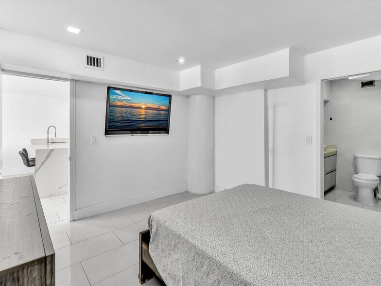 Building Photo - 3725 S Ocean Dr