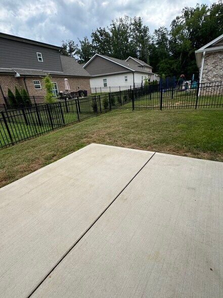 Building Photo - 1407 Village Loop