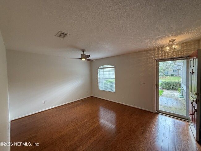 Building Photo - 1590 Vineland Cir