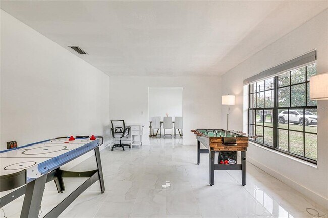 Building Photo - 920 Lakeview Dr