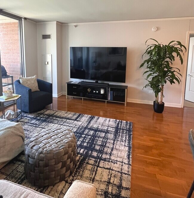 Building Photo - 420 E Waterside Dr