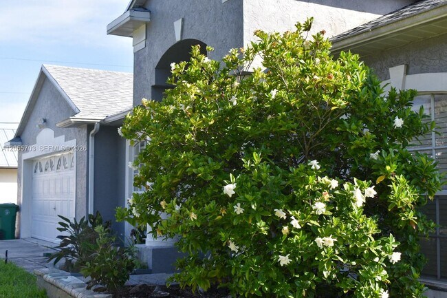 Building Photo - 1834 SW Gemini Ln
