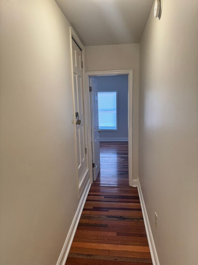 Building Photo - 3 bedroom, 1 bath, 2 story half double house