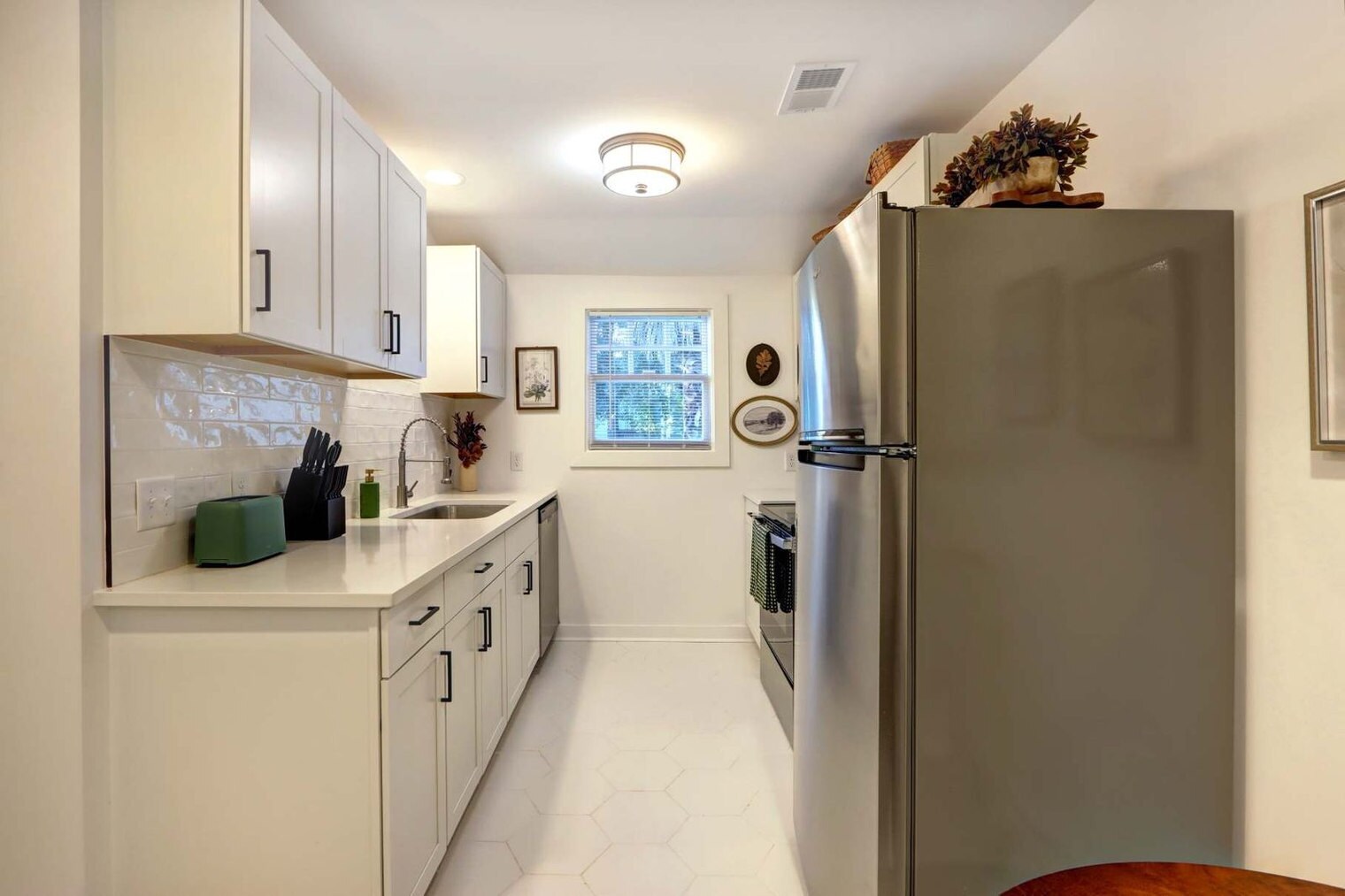 Building Photo - 306 E Victory Dr