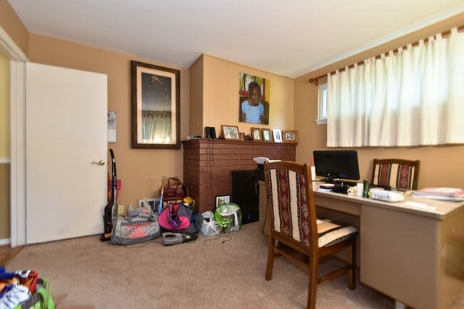 Building Photo - Fantastic 4 bedroom, 2 full bath, 2 half bath home in Close in Silver Spring!