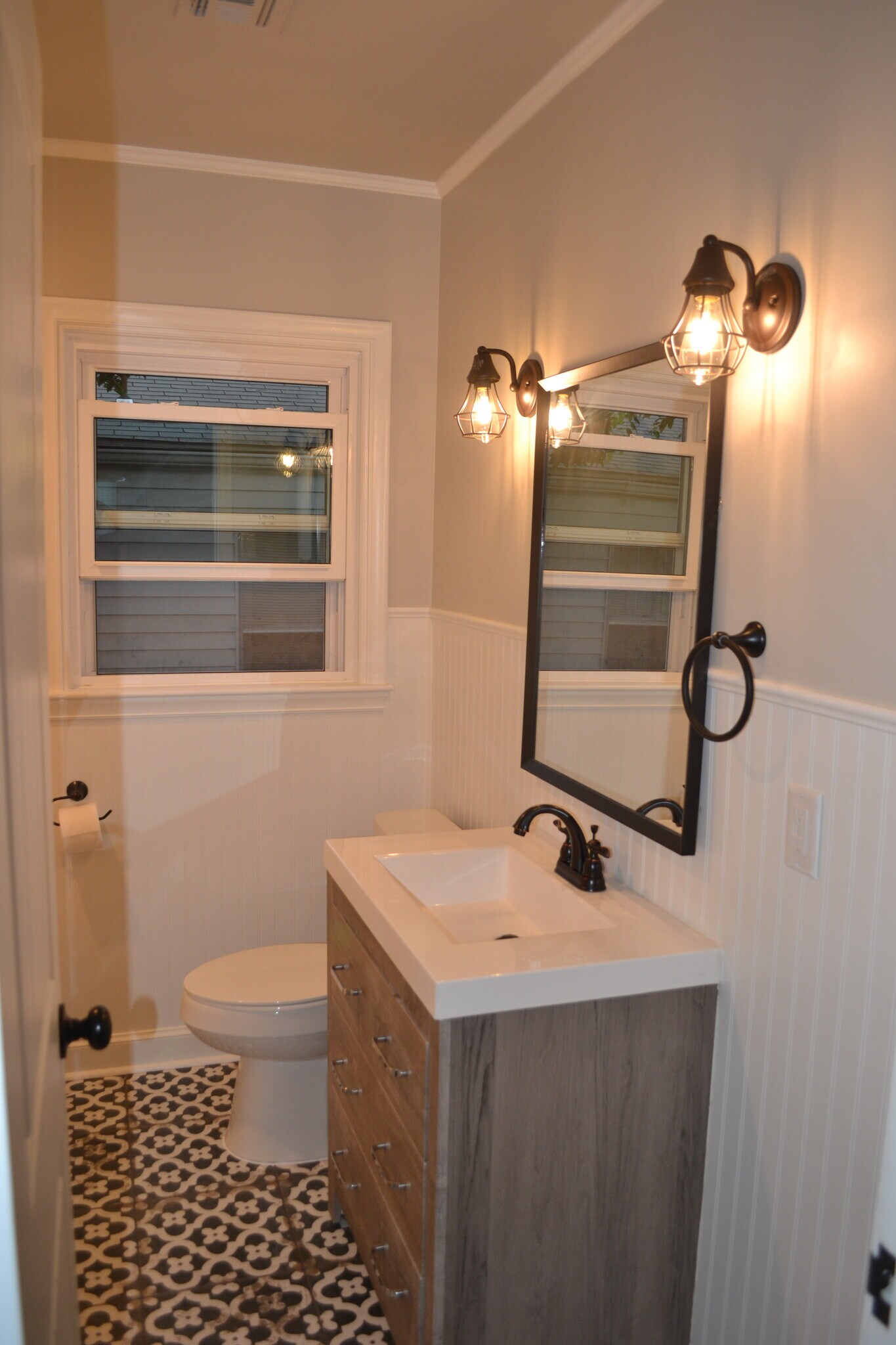full bath - 1338 S Yale Ave
