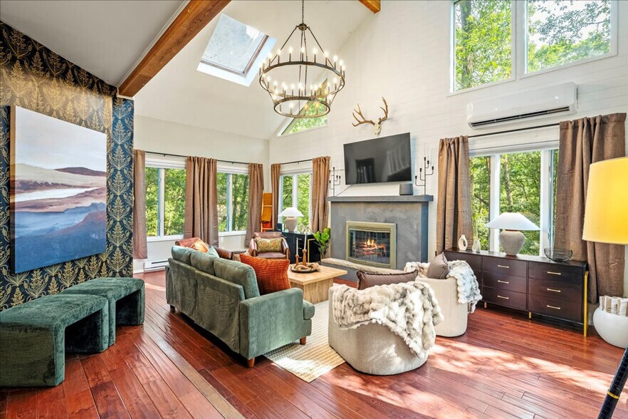 Primary Photo - 1825 Jennifer Dr