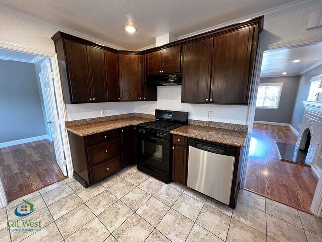 Building Photo - $3500 Beautiful Cottage Style 2 Bed 1 Bath...
