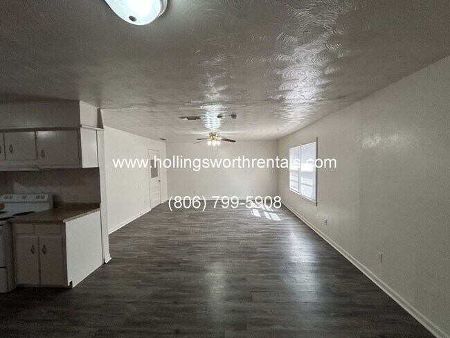 Building Photo - Large 3 bedroom 1.5 bath w/ 2 living areas, bonus room and Laundry room