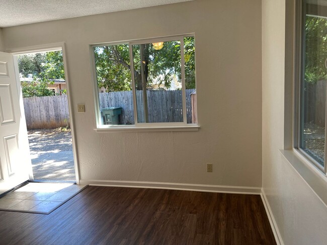 Building Photo - Convenient location, washer/dryer included