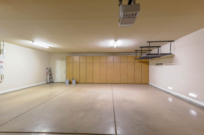 Building Photo - Stunning 6 Bedroom Home With Casita Pool H...