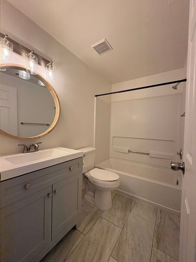 Building Photo - Cute newly remodeled townhouse