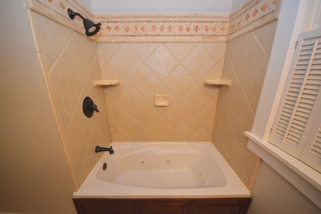 Building Photo - DARLING charmer with 3 beds and 2 baths near the U of M.