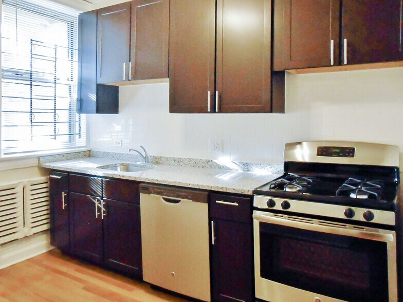 Building Photo - 1603 W Berteau Ave