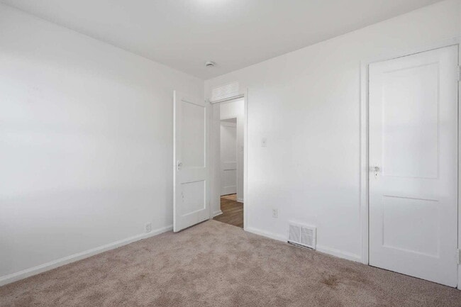 Building Photo - Cozy Detroit Home with Comfortable Living Space!