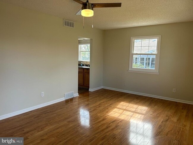 Building Photo - 114 Phillips Ave