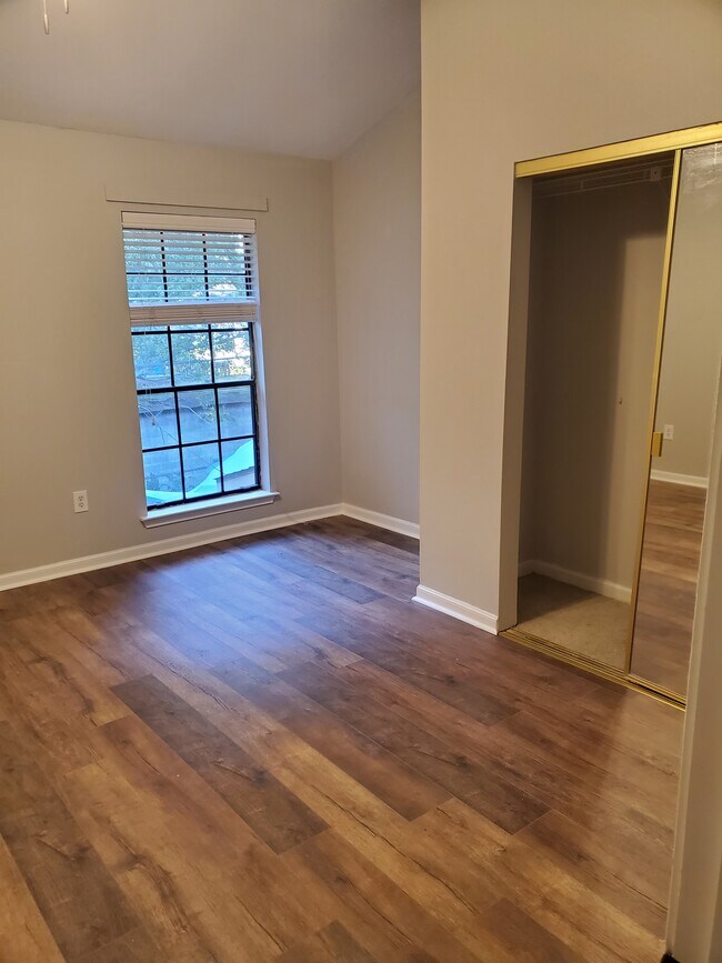 Building Photo - 422 Longwood Ct