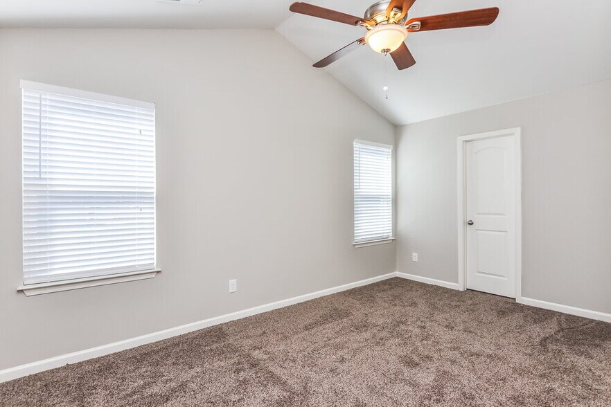 Building Photo - 531 Randolph Dr