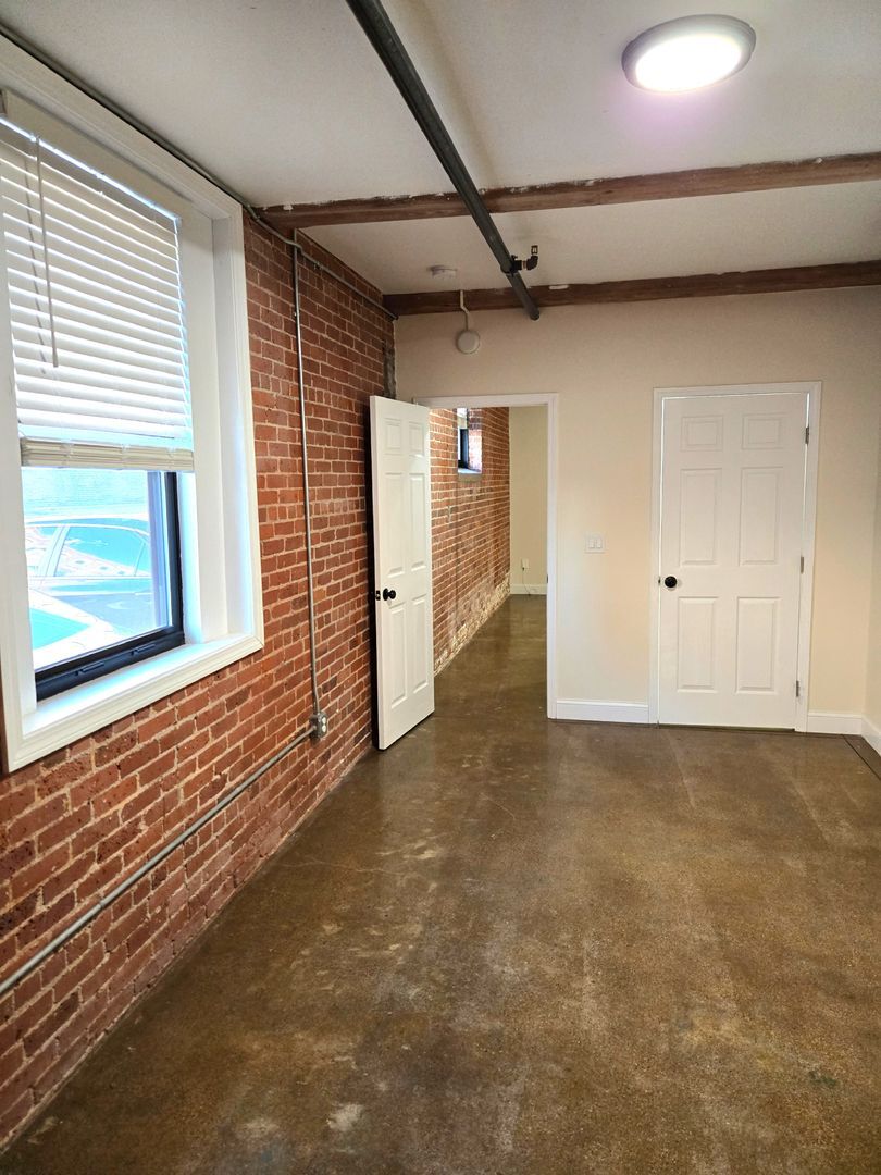 Building Photo - 548 Roosevelt Ave