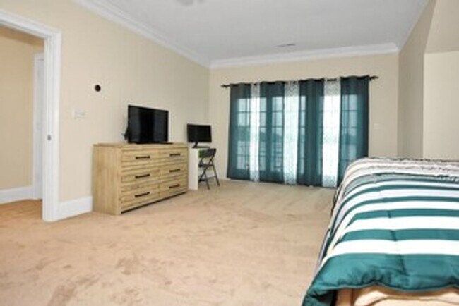 Building Photo - Furnished 3-bedroon townhouse end-unit for...
