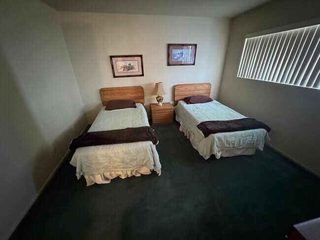 Building Photo - 2BR Bedroom 2BA "Split Level Condo and is ...
