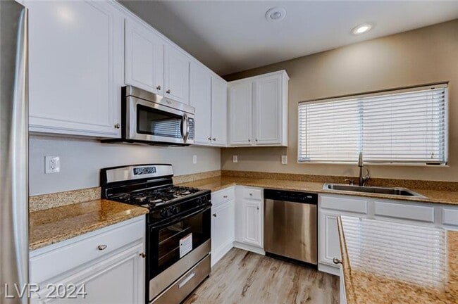 Building Photo - Gorgeous Updated Home w/ Open Floor Plan & New Upgrades