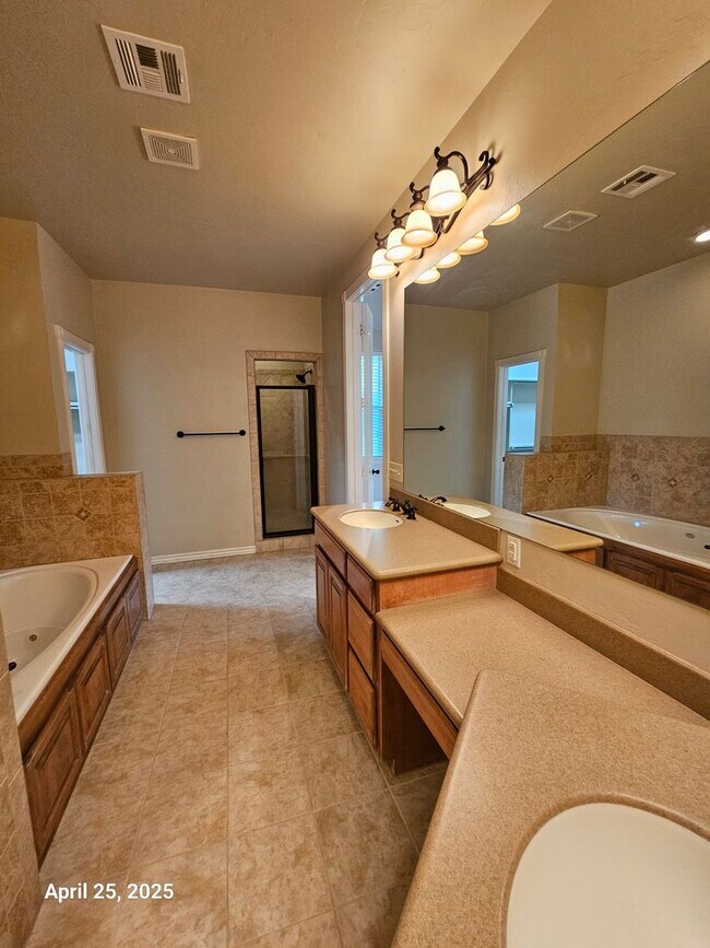 Building Photo - (3) Bed/(2) Bath In Tuscany Court Avail NOW!