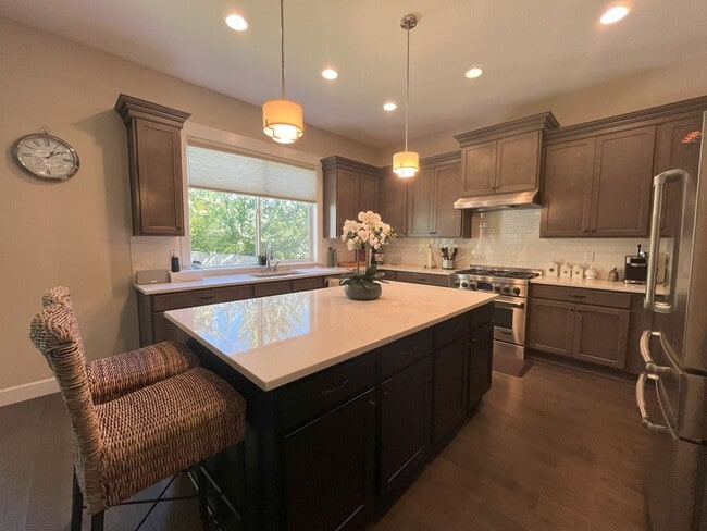 Building Photo - Expansive 4-Bedroom Home with Office, Ente...