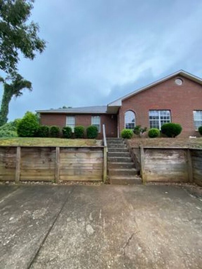 Primary Photo - Duplex in Auburn!