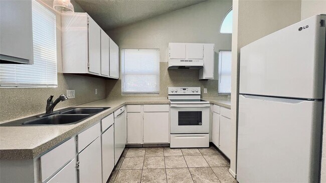 Building Photo - 8901 Pineridge Dr