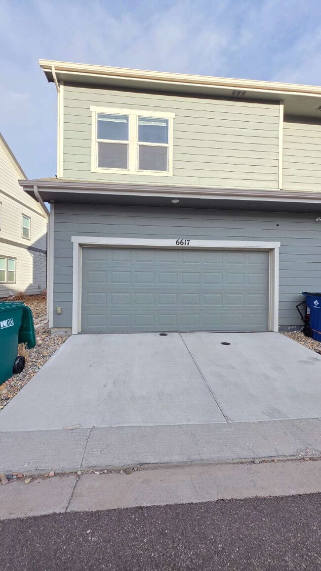 Building Photo - Lorson Ranch 5 bedroom Townhouse near military bases