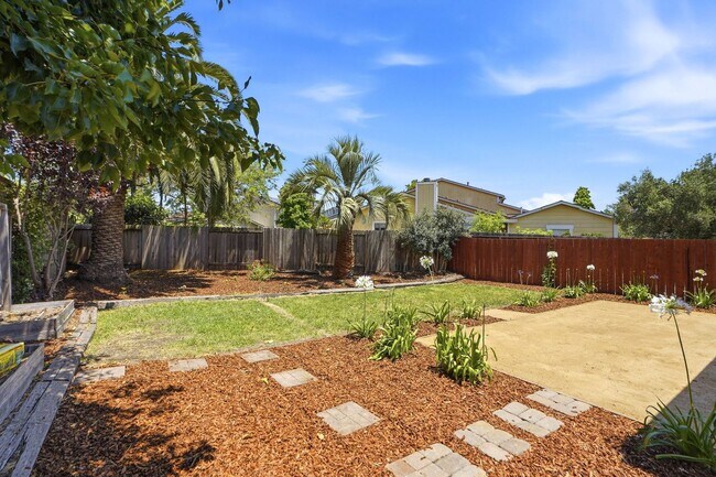 Building Photo - Remodeled 2 Bed, 2 Bath Townhouse in Petaluma's Morningstar Community