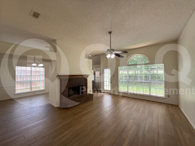 Building Photo - 1206 Hyde Park Dr