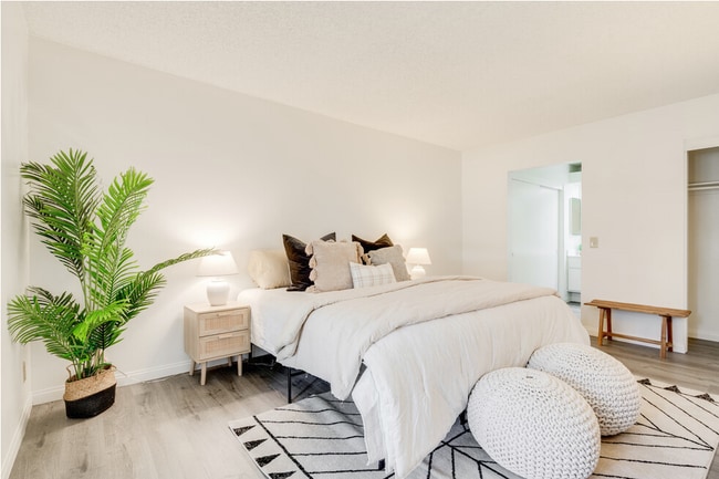 Building Photo - Stunning Bright and Completely Remodeled A...
