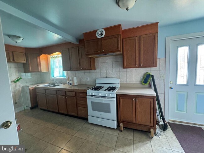 Building Photo - 332 E Broadway