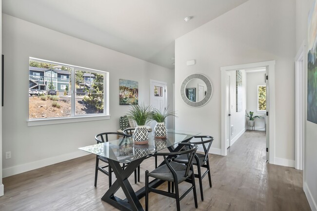 Building Photo - 2 Bed/1 Bath Duplex Apartment with Two Car...