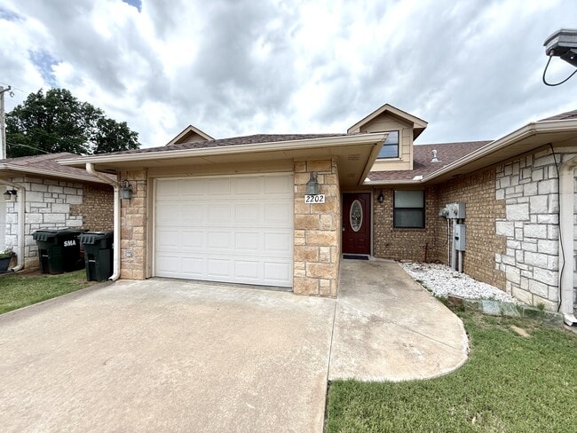 Building Photo - 2202 Lakeview Dr
