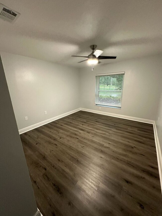 Building Photo - Spacious 4 Bedroom 3 Bath in Southoak
