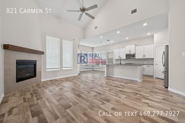 Building Photo - 821 Carmen St