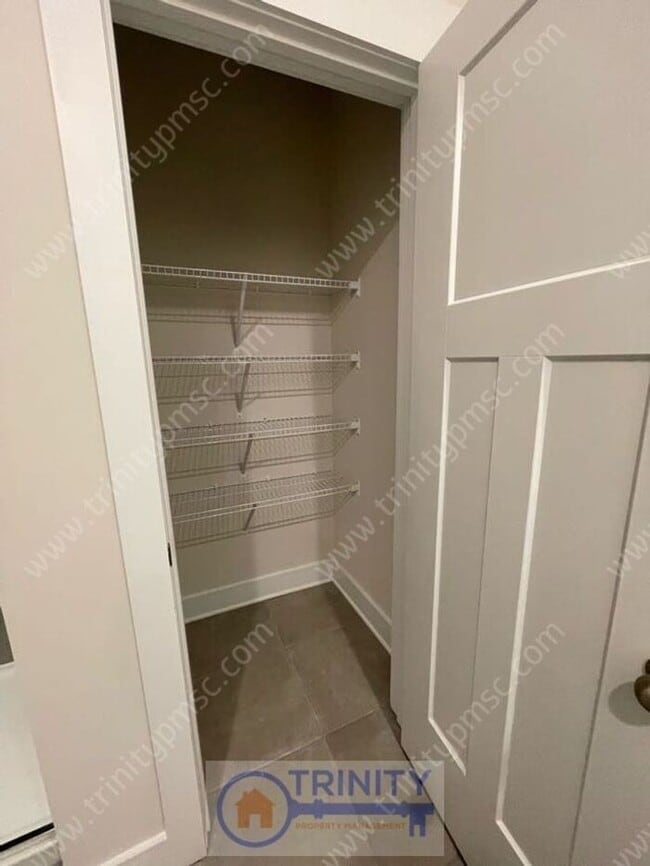 Building Photo - Beautiful and spacious! Ready for move in!