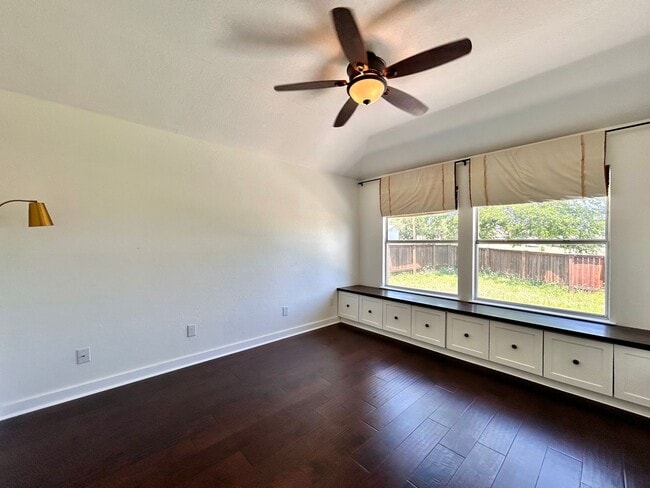 Building Photo - Charming Rustic Retreat – 3 Bed, 2 Bath Si...