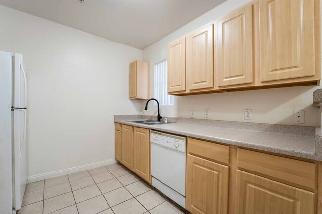 Building Photo - Modern 1-Bedroom Oasis: Prime Location!