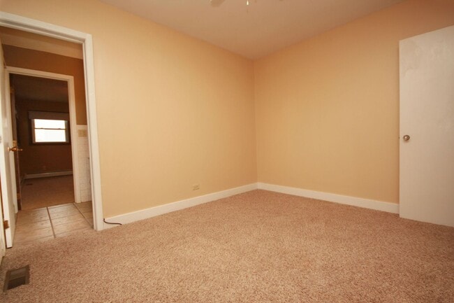Building Photo - Updated home on 1 acre lot