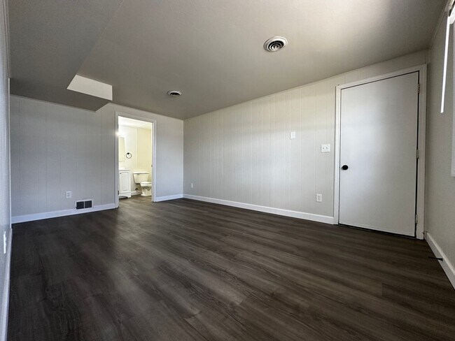 Building Photo - 2746 Nicolet Dr