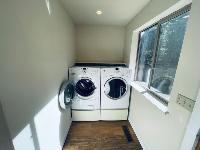 Building Photo - Spacious 4 bed 3 bath house for RENT in So...