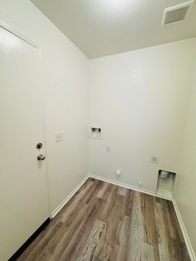 Building Photo - REDUCED!!  Beautiful Newly Remodeled Home located in a Court!