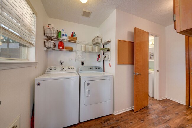 Building Photo - Fully Furnished 3-Bedroom Home Near Petroglyph Monument