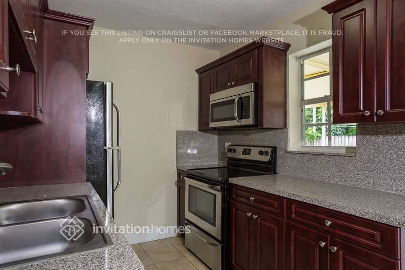 Building Photo - 810 N 69th Ave