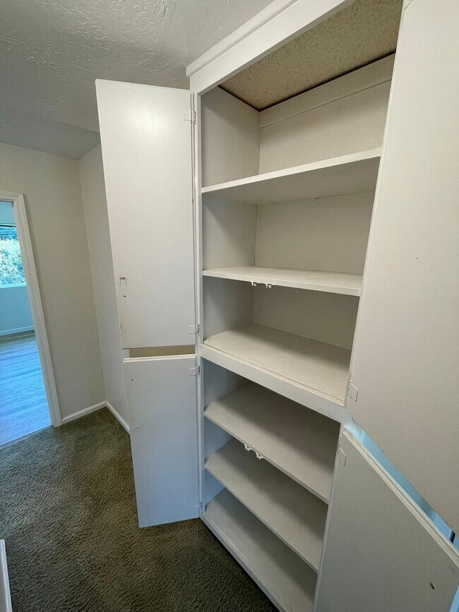 Building Photo - Beautiful Hidden Valley 3 Bedroom, 2.5 Bat...