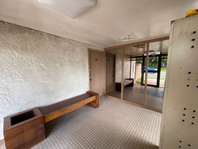 Building Photo - Regency Ala Wai Condo - FURNISHED 1 bedroom unit, Utilities Included - no parking - Avail now!